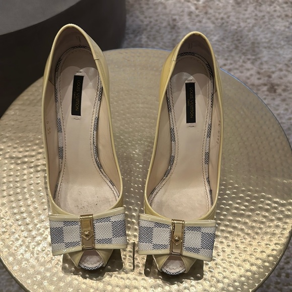 Louis Vuitton Cream Patent Leather and Damier Azur Canvas Damia Peep Toe Pumps - Picture 1 of 8